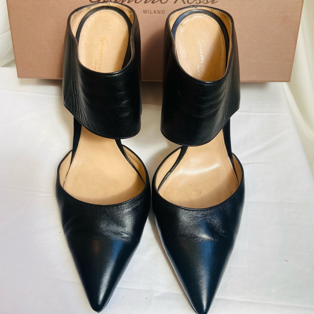 Gianvito Rossi Black Heels with Pointed Toe and Leather Strap